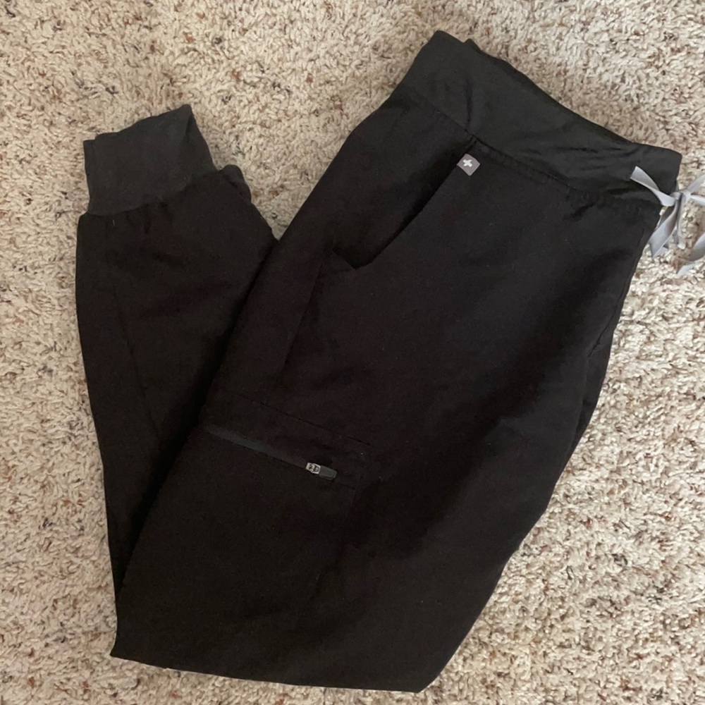 Medium petite FIGS joggers.